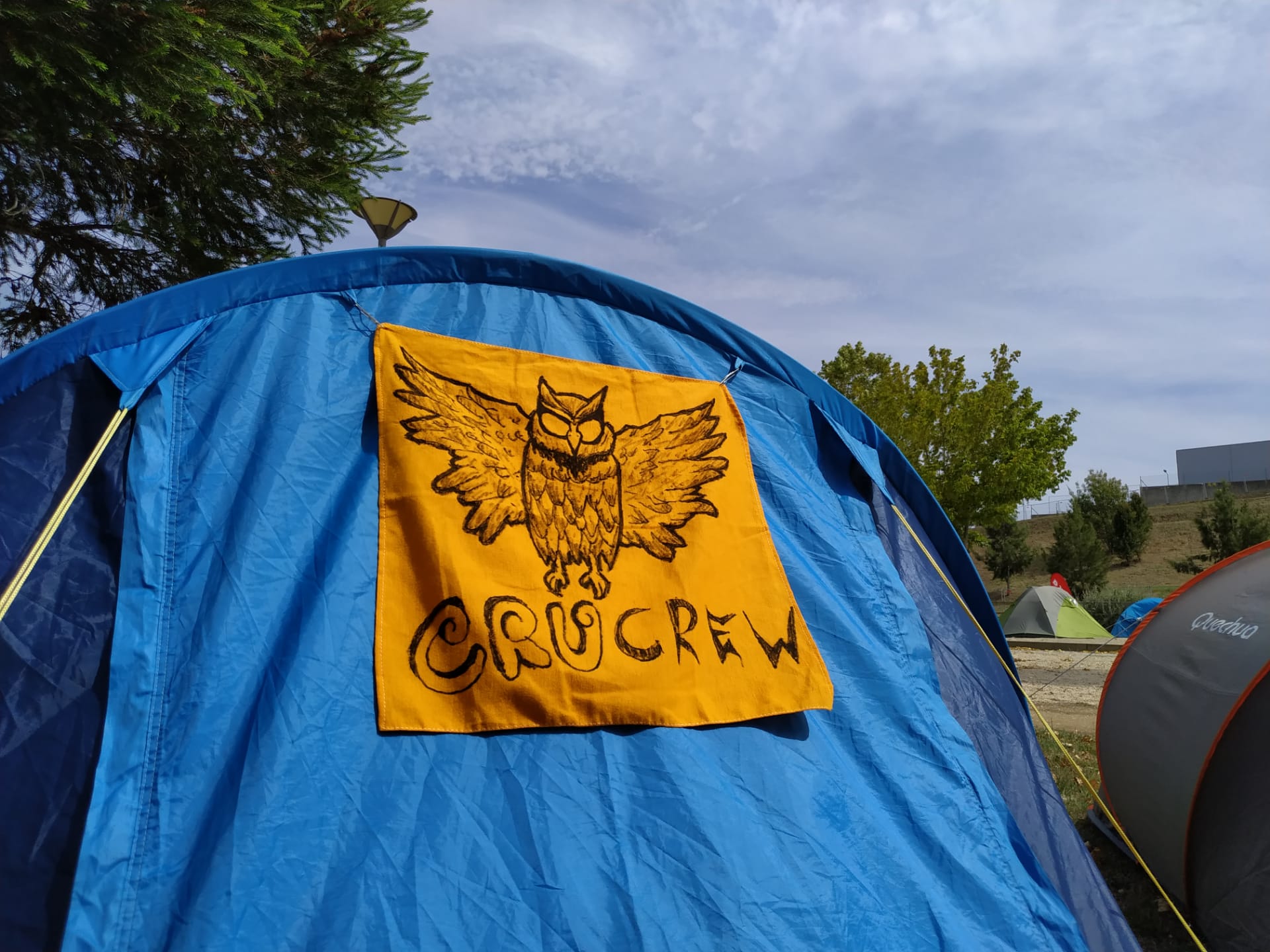 Primeira bandeira da CRU CREW, desenhada à mão e pendurada numa tenda em 10 de Agosto de 2019